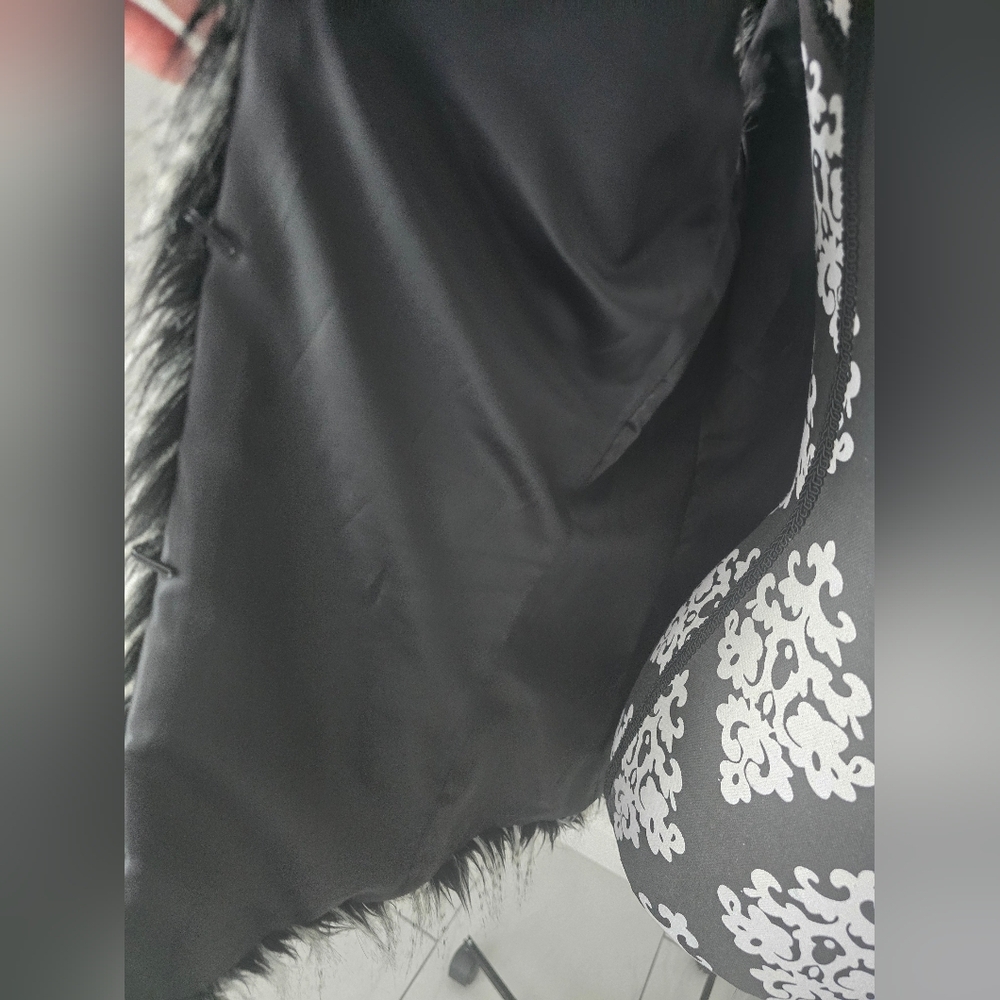Women's Black and White Faux Fur Vest Size M - Picture 5 of 7
